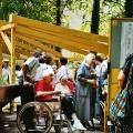 Eröffnungsfeier im Juni 2003 - Frau im Rollstuhl