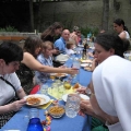Sonnwendfeier Gäste beim gemeinsamen Essen