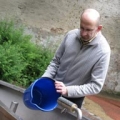 Georg Schober reinigt das Wasserschiffchen im park - 11. Mai 2009 