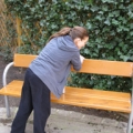 April 2009 - Osterputz im Ruhepark - Petra Öllinger putzt eine Parkbank