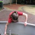 Petra Öllinger reinigt das Wasserschiffchen im Park - 11. Mai 2009